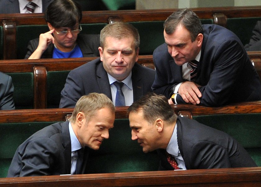 Radek Sikorski, szef MSZ obok Donalda Tuska w Sejmie