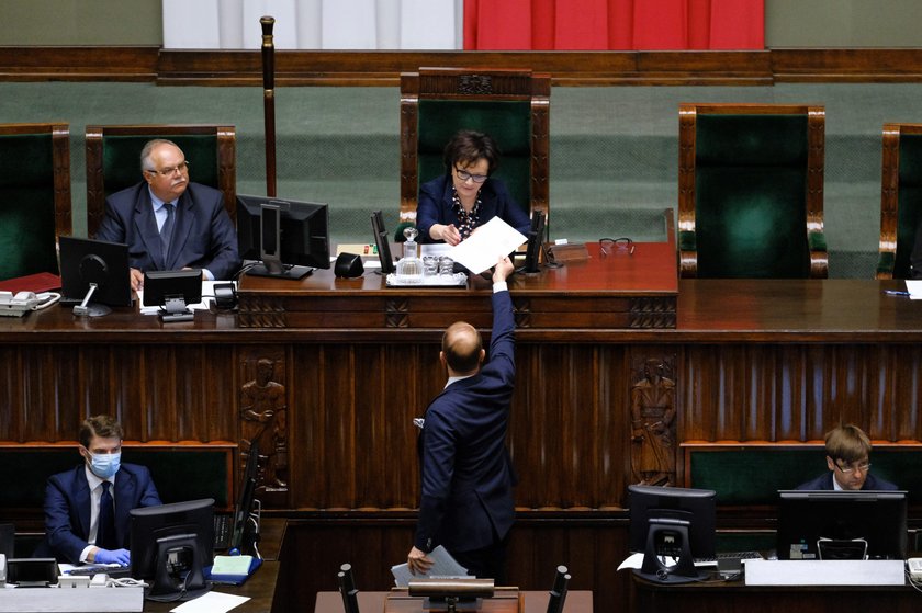 Kłótnia w Sejmie. Opozycja grzmi: Posłom PiS nie chce się przyjeżdżać do pracy!