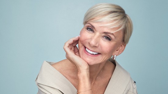 Jakupcsek Gabriella lehengerlő, exkluzív fotósorozattal üzen a nőknek: 60 felett is lehetsz gyönyörű!