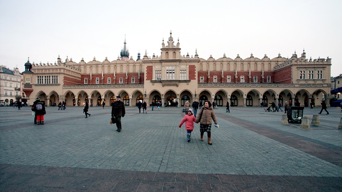 13,1 mln osób z kraju i zagranicy odwiedziło w zeszłym roku województwo małopolskie. To o pół miliona więcej niż w 2013 r. Rosną wpływy z turystyki, które wyniosły ok. 11,2 mld zł. Więcej jest turystów z Czech i Słowacji, mniej z Rosji.