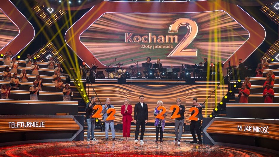 "Kocham Dwójkę. Złoty jubileusz". Kadr z programu. Na zdjęciu: Norbi, Karol Strasburger, Marzena Rogalska, Tomasz Kammel, Teresa Lipowska, Maciej Kurzajewski i Mikołaj Roznerski