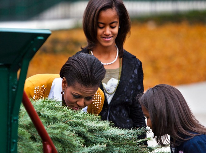 Michelle Obama z córkami odbierają drzewko do Białego Domu