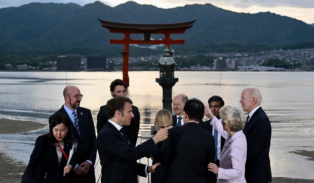 Samit G7 u Japanu - Šarl Mišel, Džastin Trudo, Emanuel Makron, Đorđa Meloni, Olaf Šolc, Fumio Kišida, Riši Sunak, Ursula fon der Lajen i Džo Bajden u poseti svetilištu Icukušima u Hacukaičiju
