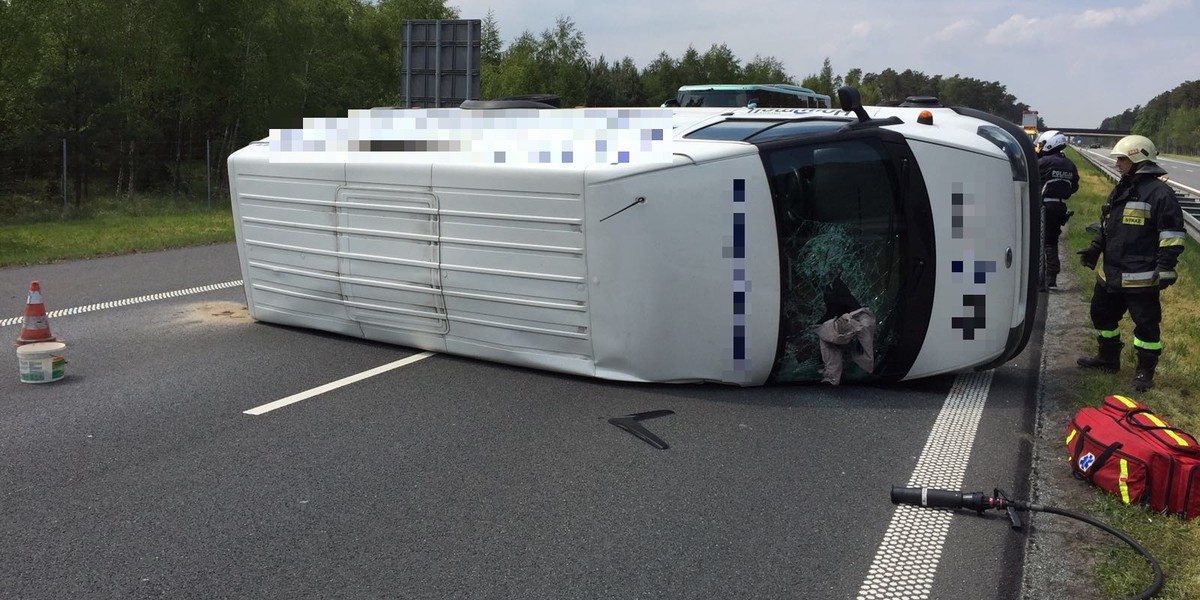 Bus wywrócił się na autostradzie