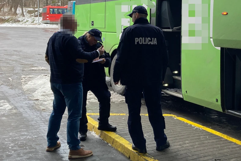 O zdarzeniu policjantów poinformował kierowca autokaru