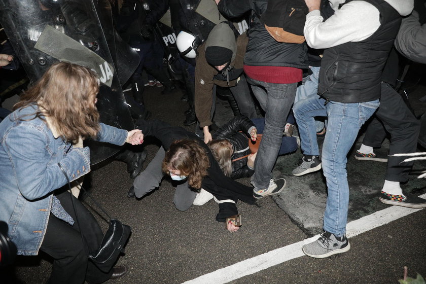 Trwa protest kobiet w Warszawie. Doszło do przepychanek z policją