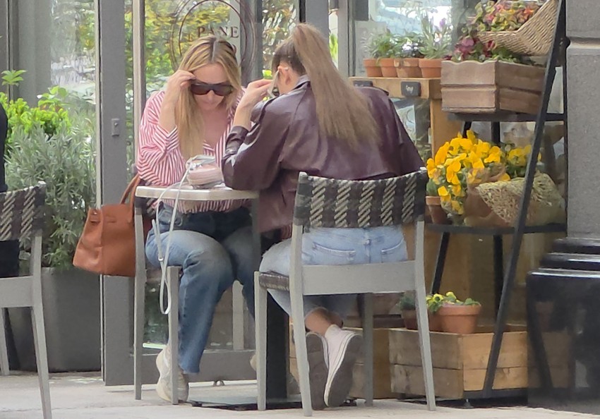 Luna i Anabela u kafiću