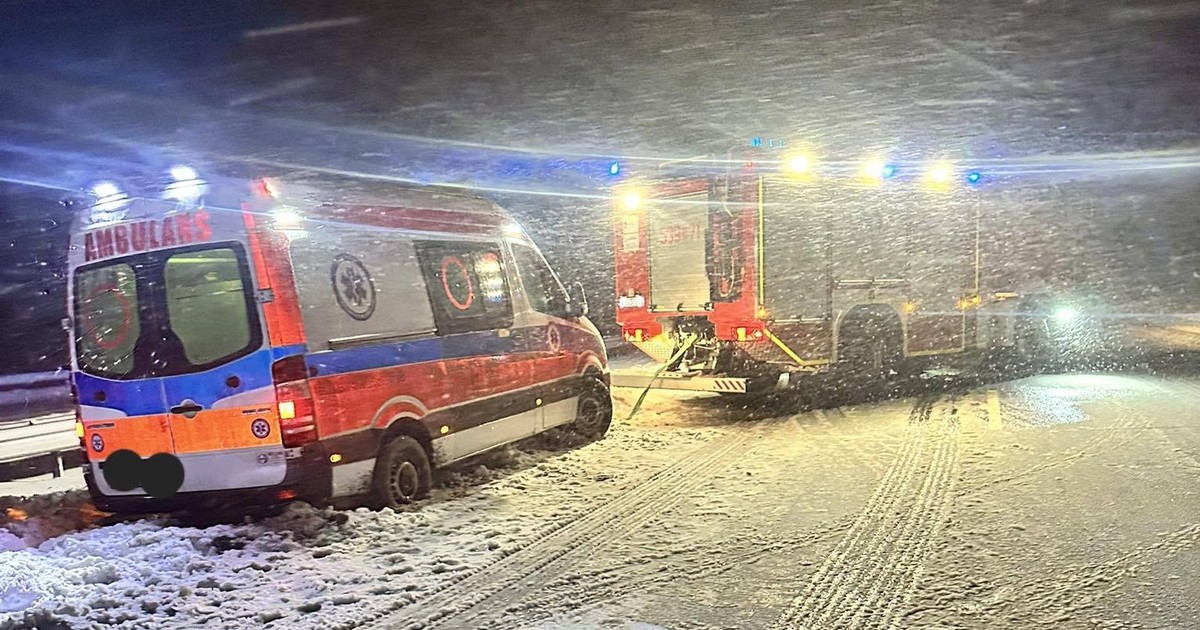 Pacjenci w stanie zagrożenia życia. Śnieg zatrzymał karetkę na S7
