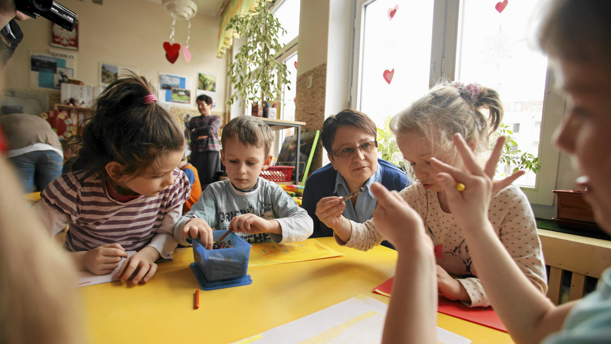 Uczniowie powinni co tydzień wspólnie recytować tekst "Mazurka Dąbrowskiego" - proponują w liście do minister edukacji narodowej posłanka PiS Dorota Arciszewska-Mielewczyk i Marcin Horała z Fundacji Republikańskiej. Informuje o tym "Dziennik Polski".