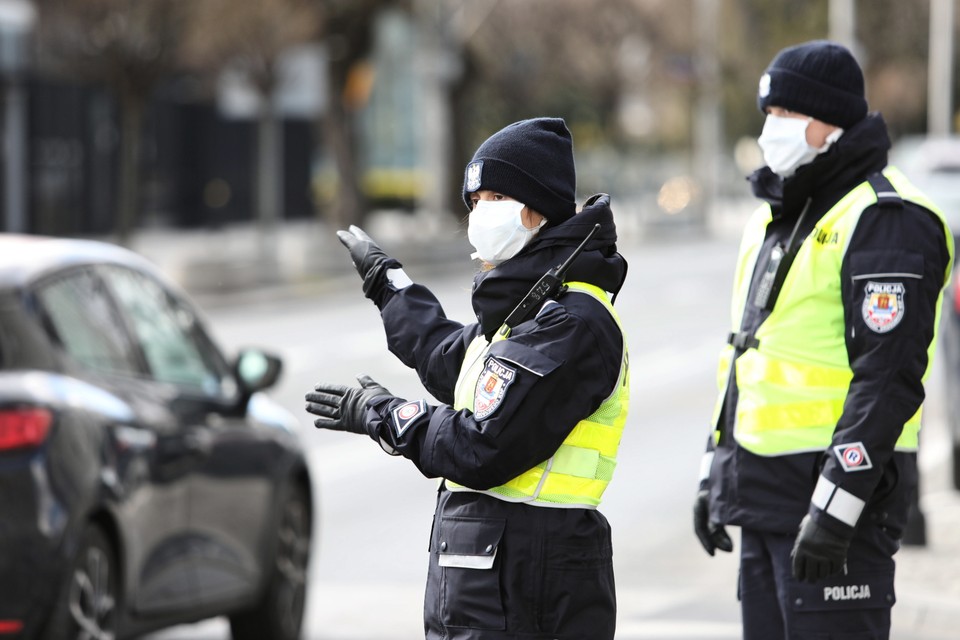 Patrol policji przed budynkiem Sejmu.