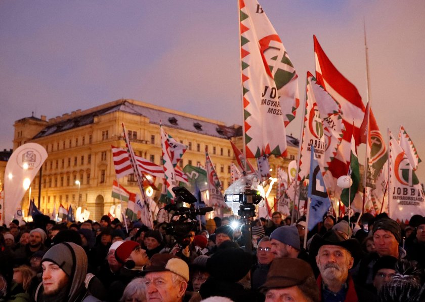 Zakłada zwiększenie liczby nadgodzin