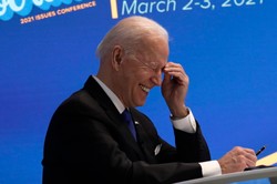 Teksas i Mississippi znoszą obostrzenia. Biden: To neandertalskie myślenie