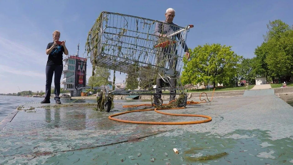 Kolica iz samoposluge izvučena iz Savskog jezera