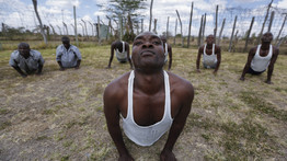 Találják ki, mit csinálnak a kenyai rabok ezeken a fotókon - galéria