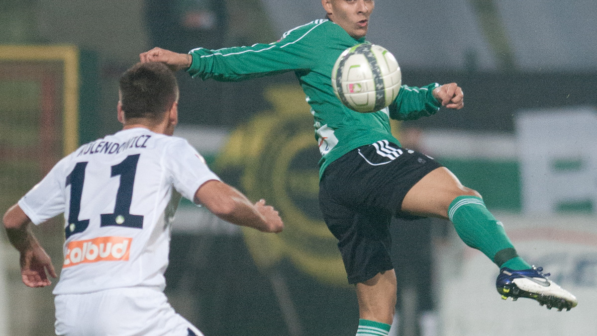 Pogoń Szczecin pokonała na wyjeździe 1:0 ekipę GKS-u Bełchatów w meczu kończącym 11. kolejkę T-Mobile Ekstraklasy. Portowcy wygrali dzięki trafieniu Maksymiliana Rogalskiego, który pokonał Stachowiaka strzałem bezpośrednio z rzutu wolnego. Dzięki temu zwycięstwu Pogoń jest siódmą drużyną w tej kolejce, która wygrała na stadionie rywali. GKS po tej porażce wciąż ma na koncie tylko cztery punkty i jego sytuacja jest coraz bardziej tragiczna.