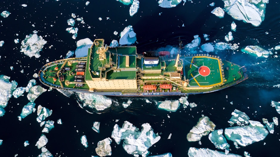 Ruta kroz Arktik značajno skraćuje put između Azije i Evrope, ali suočena je s izazovima klimatskih i logističkih faktora