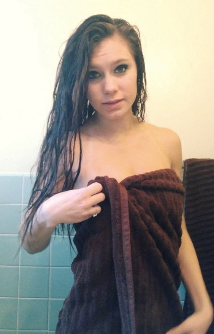фото девушки в полотенце из душа