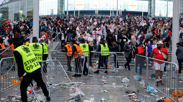 Az Eb-döntő előtt angol focihuligánok törtek be jegy nélkül a Wembley Stadionba /Fotó: Profimédia