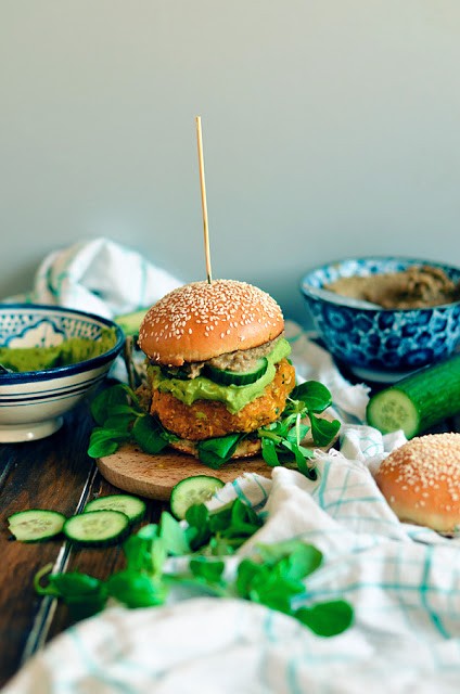 Wege burgery dyniowo-ciecierzycowe z aromatycznymi dipami