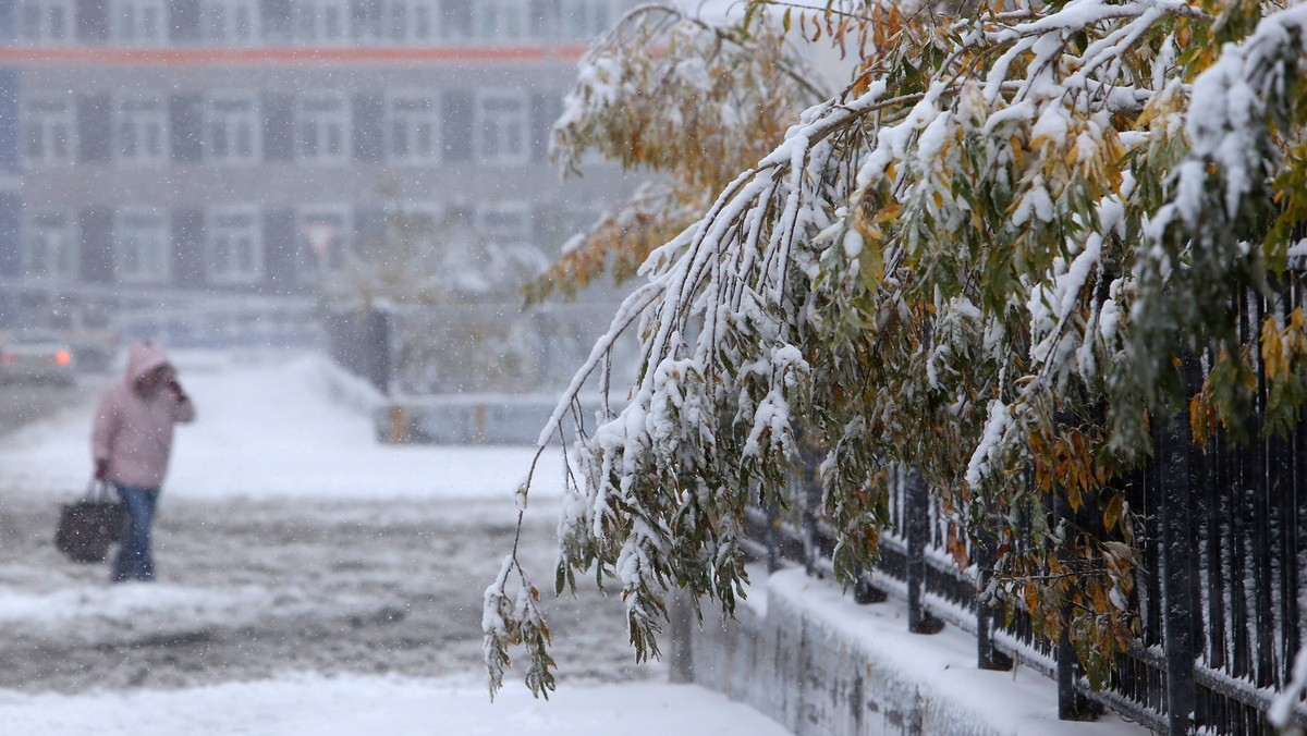 Spadł pierwszy śnieg w rosyjskim Norylsku - mieście położonym za północnym kołem podbiegunowym. Jak podają meteorolodzy, taka pogoda za kołem podbiegunowym o tej porze roku zdarza się raz na siedem lat. Zdjęcia ośnieżonych ulic zapełniły dziś rosyjski internet.