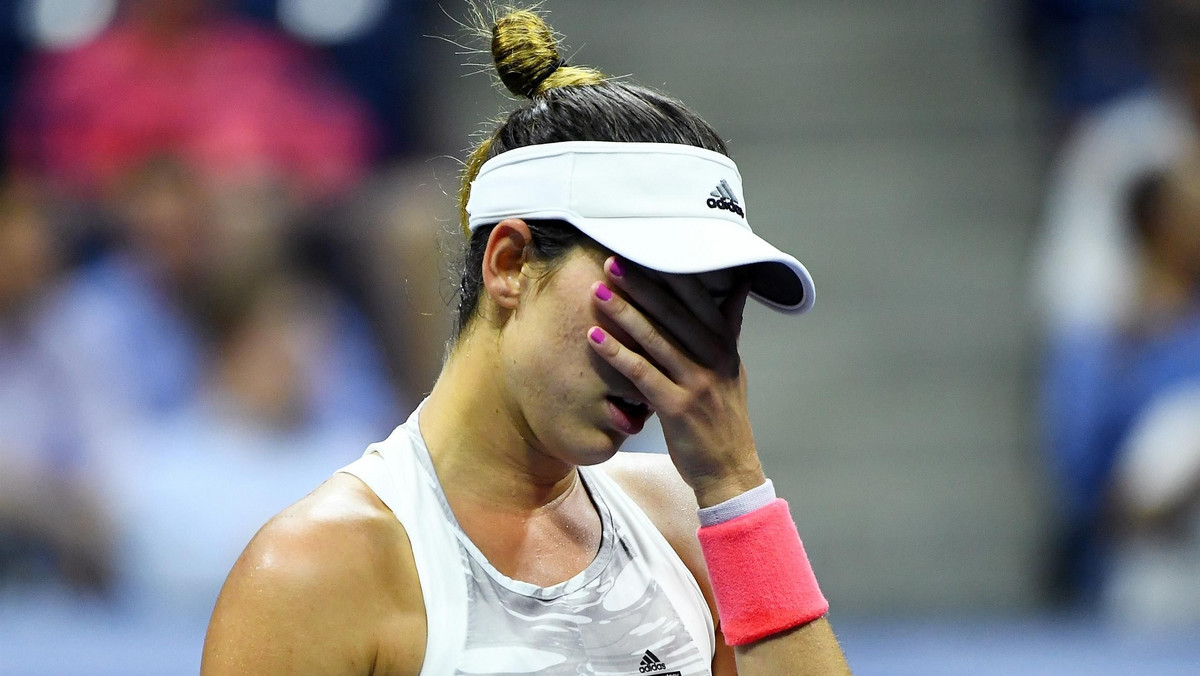 Garbine Muguruza nigdy jeszcze nie awansowała do 3. rundy US Open i nie zmieni się to w obecnym sezonie. W swoim drugim tegorocznym meczu na kortach Flushing Meadows rozstawiona z trójką Hiszpanka sensacyjnie przegrała z Anastasiją Sevastovą 5:7, 4:6. Triumfatorka Roland Garros 2016 o występach w Australian Open, Wimbledonie i Nowym Jorku w tym sezonie będzie chciała zapomnieć jak najszybciej.