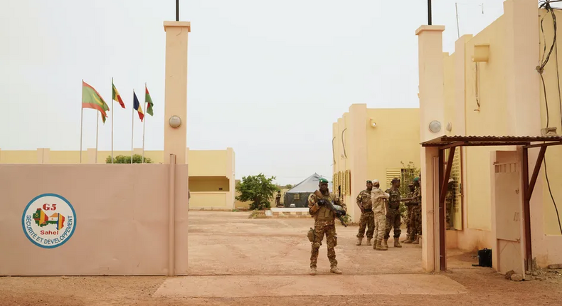 Un soldat malien se tient devant le camp de Sévaré, le 30 mai 2018