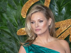 Kate Moss ogłosiła, skąd na jej dłoni wziął się imponujący pierścionek. Faceci naprawdę robią TAKIE rzeczy?!