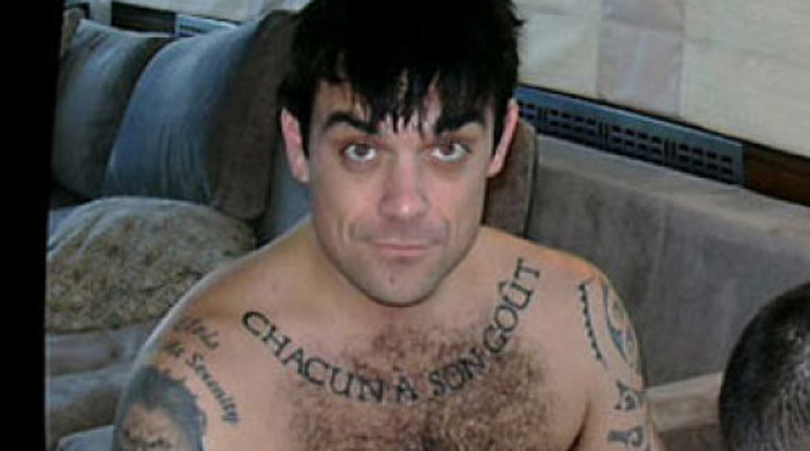 Félmeztelenül tetováltatott Robbie Williams 