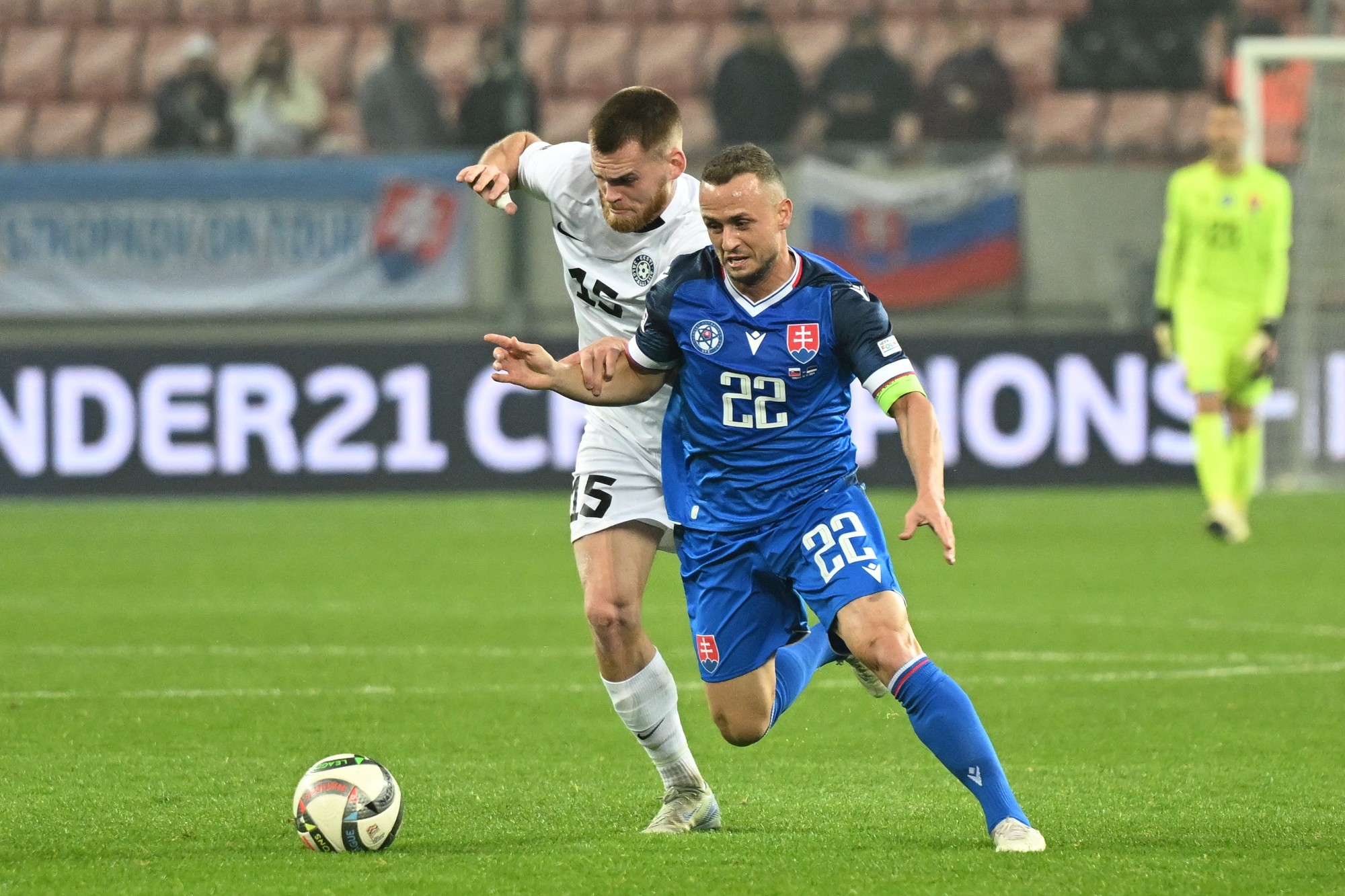 Vpravo kapitán Slovenska Stanislav Lobotka a hráč Estónska Alex Tamm.