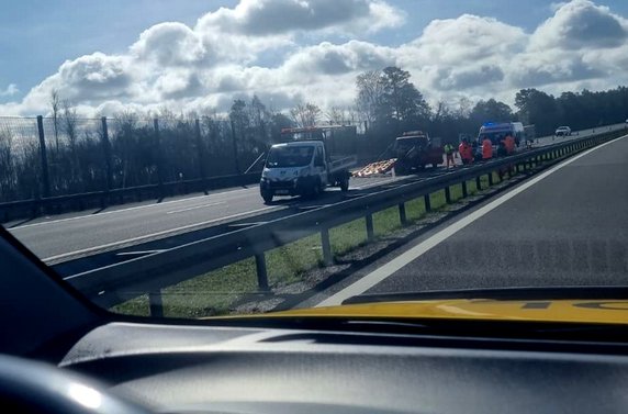 Laweta uderzyła w przyczepkę obsługi trasy S3