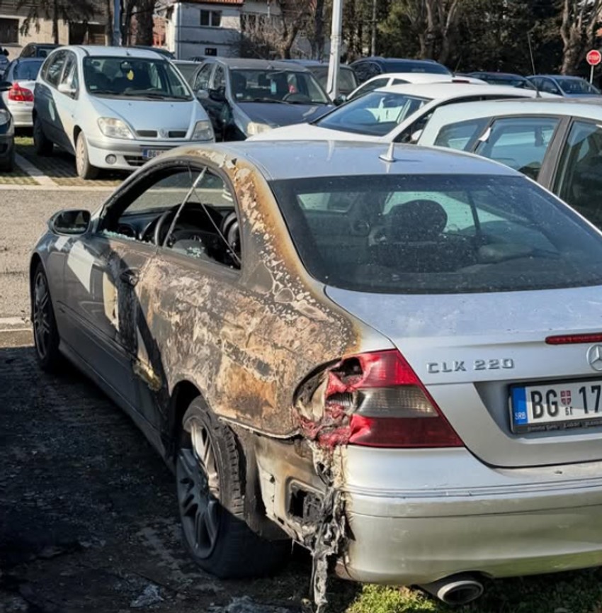 Oštećen automobil u Zemunu