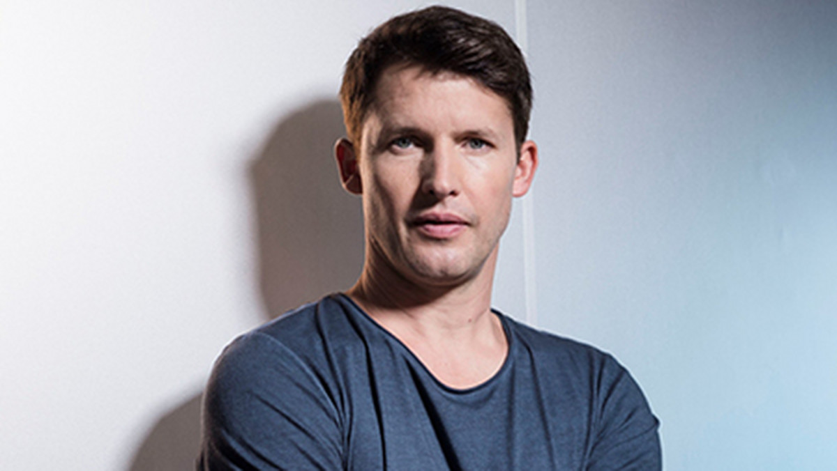 James Blunt jadący na hulajnodze i informujący o początku trasy, pchający wózek dziecięcy, w którym zamiast niemowlęcia znajduje się płyta, czy też kąpiący się w wannie pełnej piany, a także pozujący... w slipkach! Na dodatek, artysta nic sobie z tego nie robi i nadal dryfuje pomiędzy żartem, a przyzwoitością w iście bondowskim stylu! Sam agent „1973” z licencją na dobre brzmienie, czyli Blunt. James Blunt, pokaże na co go stać już 12 maja w Warszawie.