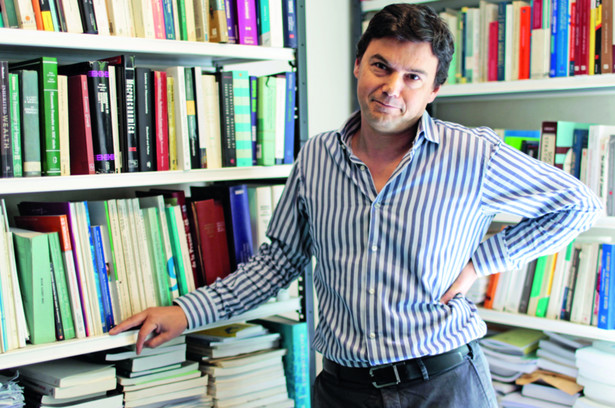 Thomas Piketty 43-latek od dawna uchodził za cudowne dziecko francuskiej ekonomii. Doktorat zrobił na London School of Economics w wieku zaledwie 22 lat. Zaraz po studiach zaczął wykładać na najbardziej renomowanych amerykańskich uczelniach. Mimo sporego uznania zdobytego w USA zdecydował się jednak na powrót do rodzinnej Francji. W 2006 r. założył Paris School of Economics i został jej pierwszym szefem. Z uczelnią tą pozostaje związany do dziś. W kwietniu 2014 r. Piketty opublikował długo oczekiwany „Capital in the Twenty-First Century” (Kapitał w XXI wieku), który z miejsca stał się najgłośniej dyskutowaną książką ekonomiczną ostatnich lat CHARLES PLATIAU/REUTERS/FORUM