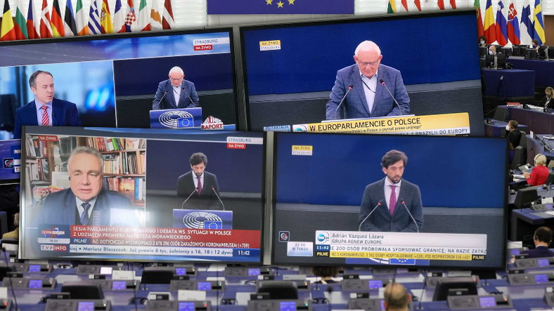 Telewizory pokazujące relacjonowanie debaty w PE przez TVP Info i TVN24. Kiedy w PE przemawiał Leszek Miller, TVP Info oddała głos Miłoszowi Manasterskiemu, jednemu z dyżurnych komentatorów. Kiedy przemawiał Adrian Vasquez Lazara z liberalnej frakcji Renew Europe, widzowie TVP Info słuchali Tomasza Sakiewicza. Zdjęcie w tle: Ronald Wittek/AFP