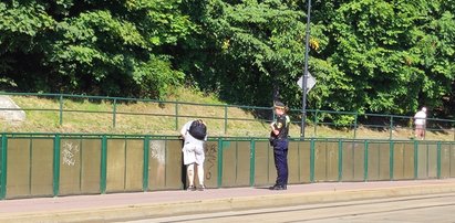 Strażnicy miejscy zawstydzili wandala z flamastrem. "Pan nabroił, pan to usunie!"