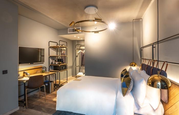 L’établissement compte 195 chambres de luxe écologiques, aménagées avec goût.