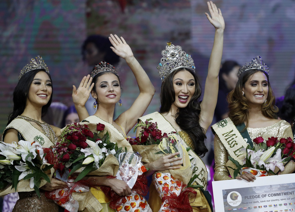 Od lewej na zdjęciu: Miss Earth-Air Nina Josie Robertson, Miss Earth-Fire Lada Akimova, Miss Earth 2017 Karen Ibasco i  Miss Earth-Water Juliana Franco