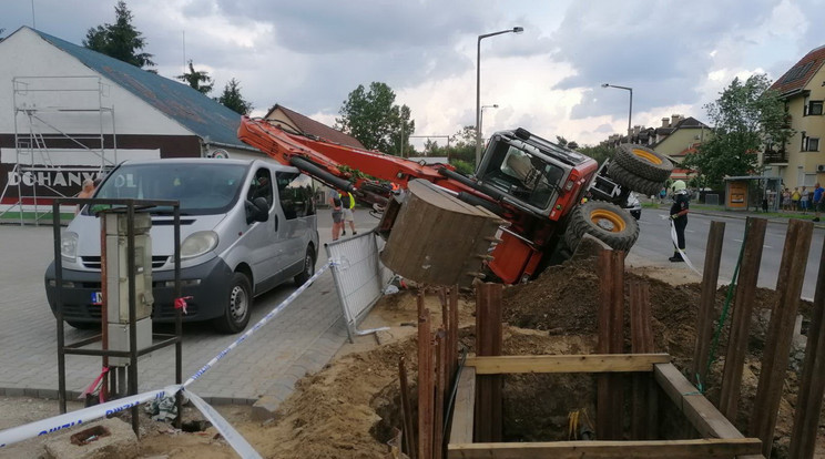 A többtonnás jármű valószínűleg a felázott talaj miatt borulhatott az oldalára/ Fotó: Nyíregyházi HTP 