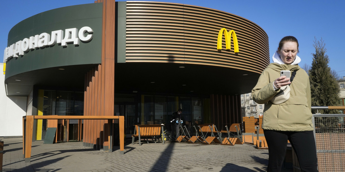 Zamknięta restauracja McDonald's w Sankt Petersburgu w Rosji. 15 marca 2022 r.
