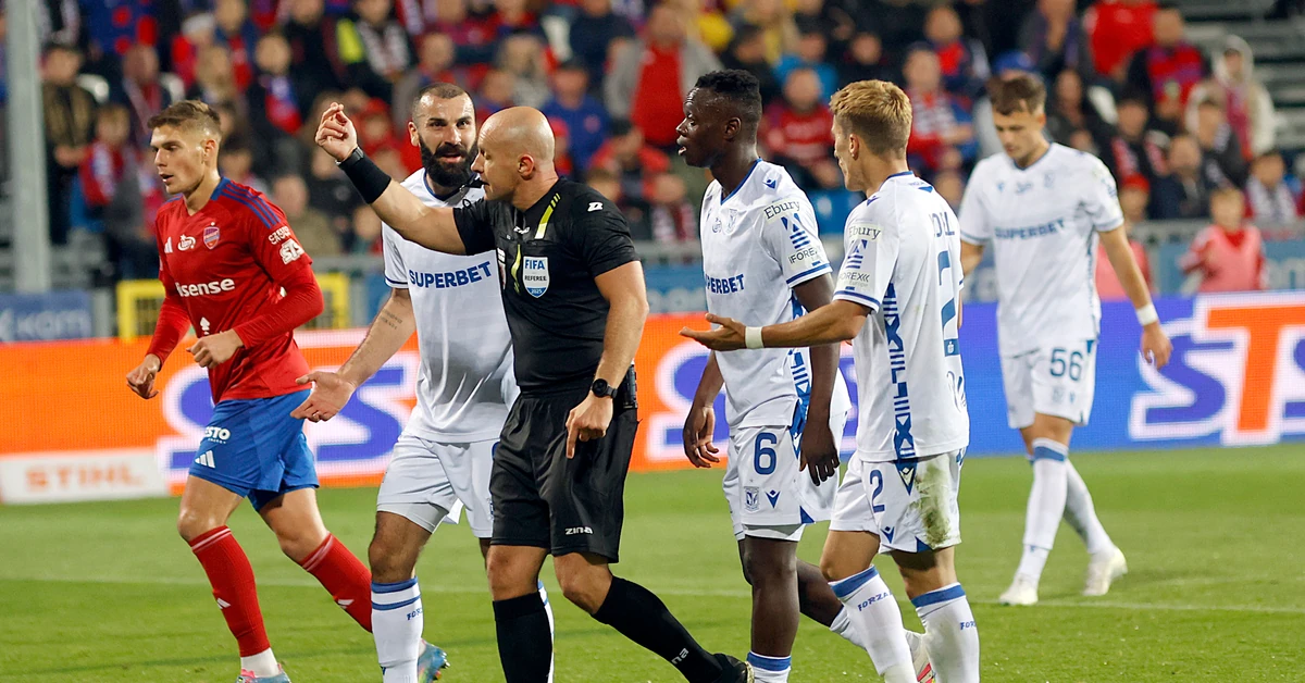 W meczu Raków - Lech piłka do siatki wpadła osiem razy. Sędzia Marciniak anulował aż 4 gole