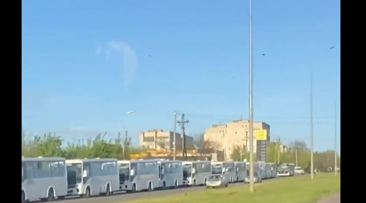 Menekülnek a civilek Zaporzzsja térségéből, sokan busszal, míg mások autóval indultak útnak / Fotó: Twitter