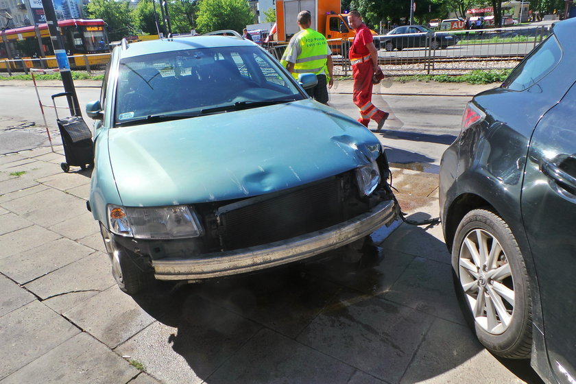 Samochód wjechał na chodnik w Warszawie. Wśród rannych matka z dzieckiem