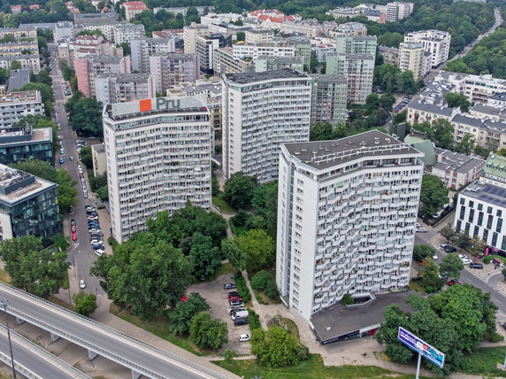 Osiedle Torwar w Warszawie. Widok od strony wschodniej. Na pierwszym planie ulica Solec i trzy budynki 24-kondygnacyjne - Iksy. W tle pozostała część osiedla i ulica Fabryczna. Fot. Emptywords, CC BY-SA 4.0, via Wikimedia Commons