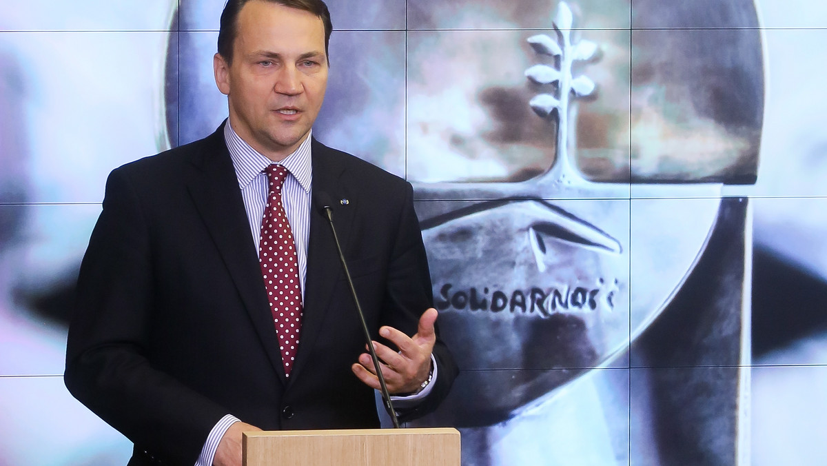 Szef MSZ Radosław Sikorski przedstawił posłom komisji spraw zagranicznych tezy wystąpienia dotyczącego priorytetów polskiej polityki zagranicznej, które ma wygłosić w czwartek w Sejmie. Będzie ono poświęcone m.in. sytuacji na Ukrainie.