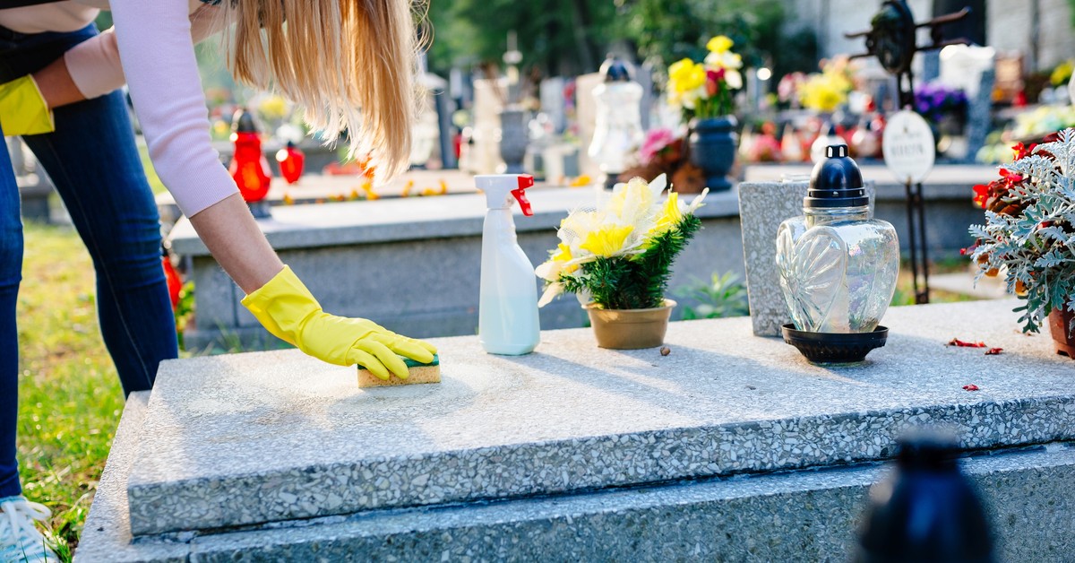 Zbliża się Wszystkich Świętych. To miasto oferuje seniorom darmowe porządkowanie grobów