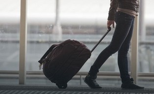 Coraz mniej środków od emigrantów. Dlaczego Polacy przesyłają coraz mniej pieniędzy do kraju?