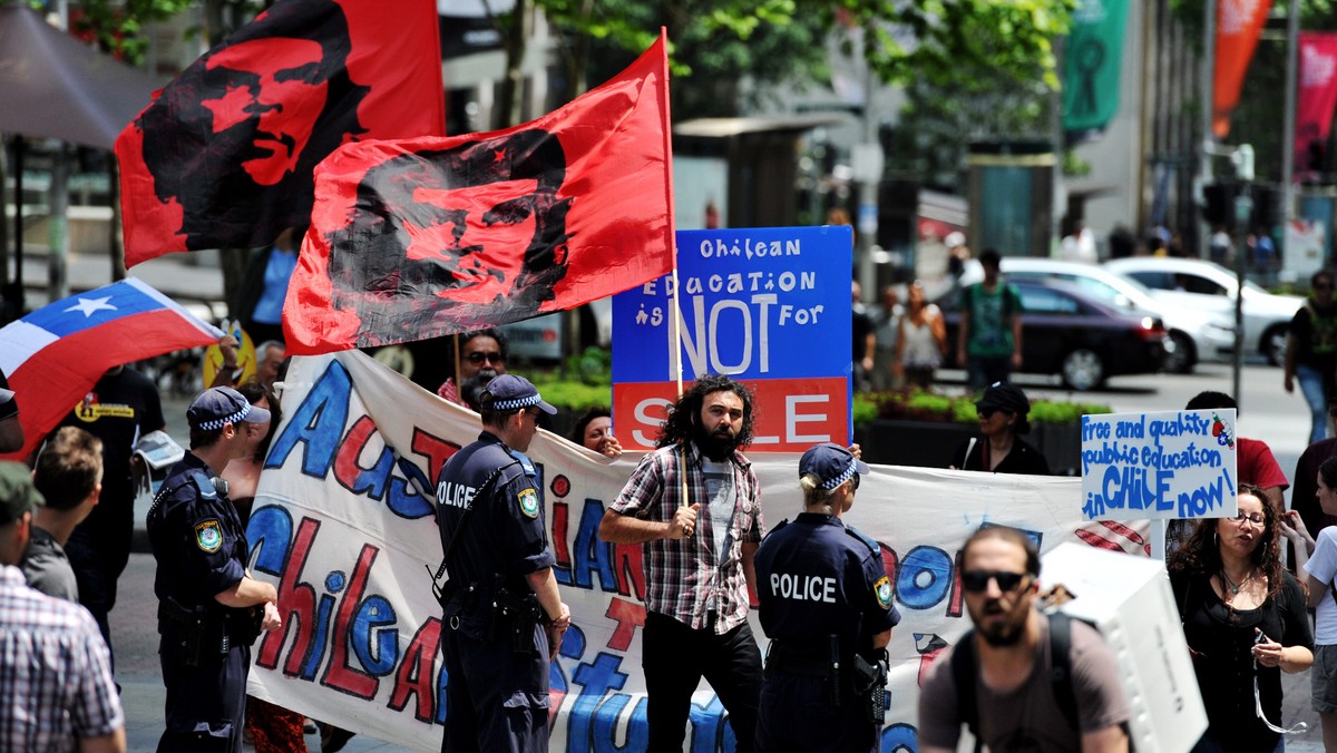 Policja zlikwidowała w niedzielę nad ranem obozowisko "oburzonych" w Sydney, którzy protestowali przeciwko chciwości wielkich korporacji finansowych i nierównościom społecznym. Zatrzymano ok. 40 osób - poinformowały władze. - Spałem, kiedy ludzie zaczęli krzyczeć. Powiedzieli nam, ze mamy 10 minut na spakowanie naszych rzeczy - powiedział dziennikarzom jeden z protestujących Davis Frank.