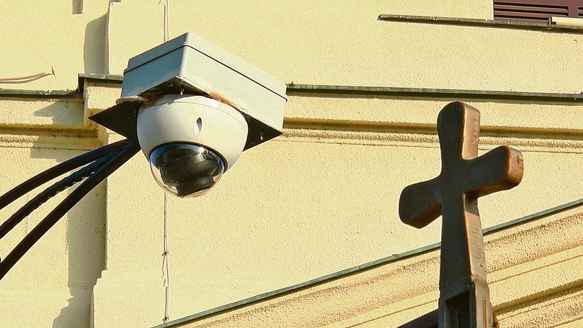 kamere su postavljene na obe kapije da bi sveštenstvo vodilo statistiku