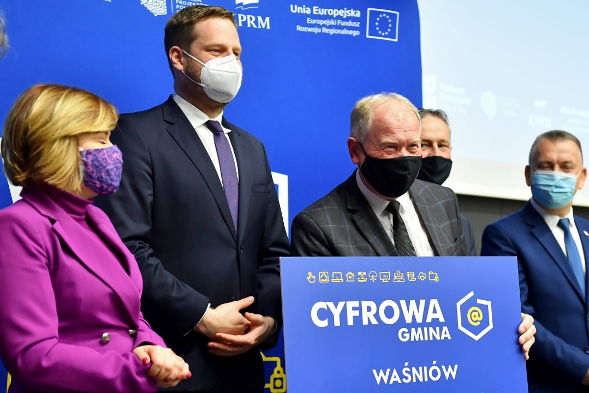Janusz Cieszyński przekazał już wielu wójtom czeki na realizację projektów, które promowano pod szyldem Polskiego Ładu.
