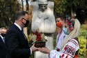  Przed oficjalnym powitaniem pary prezydenckiej Andrzej Duda złożył symboliczny koszyk z kłosami pszenicy przed Pomnikiem Ofiar Wielkiego Głodu